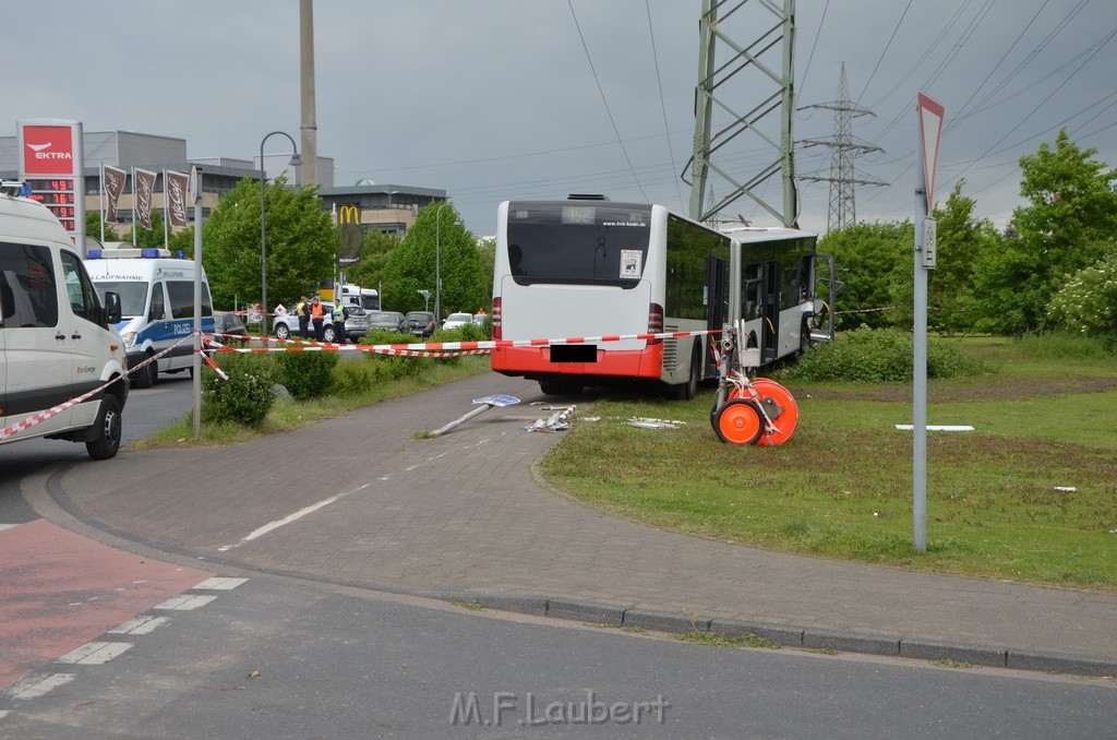 Schwerer Bus Unfall Koeln Porz Gremberghoven Neuenhofstr P316.JPG - Miklos Laubert